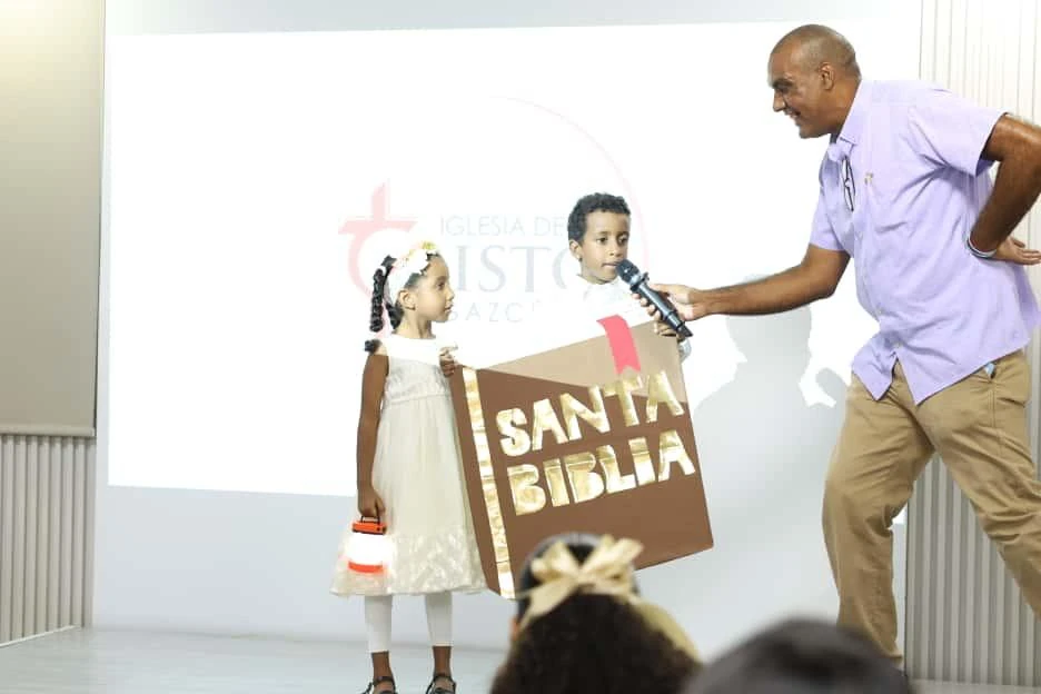 Niños compartiendo un aprendizaje bíblico