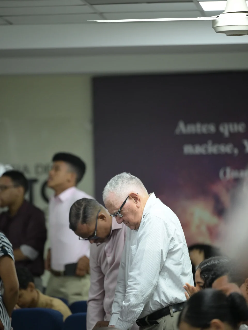 Hermanos orando juntos en el culto